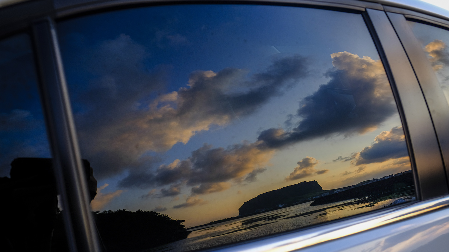 reflection-sky-side-view-mirror